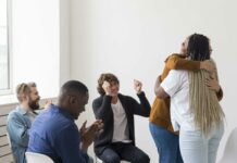 El rol del Aprendizaje Socioemocional (SEL) en la Educación personas plano medio que unen reunion scaled 1